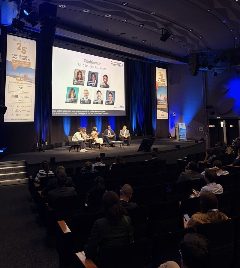 Closing conference of the Club Jeunes Actuaires on stage at the Congrès des Actuaires 2026